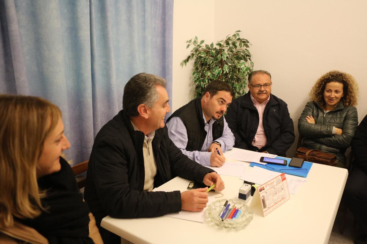 Tania Marí, Andreu Roig, Santi Marí y Antoni Marí 'Carraca', en una imagen de archivo de una reunión del PP de Sant Joan.