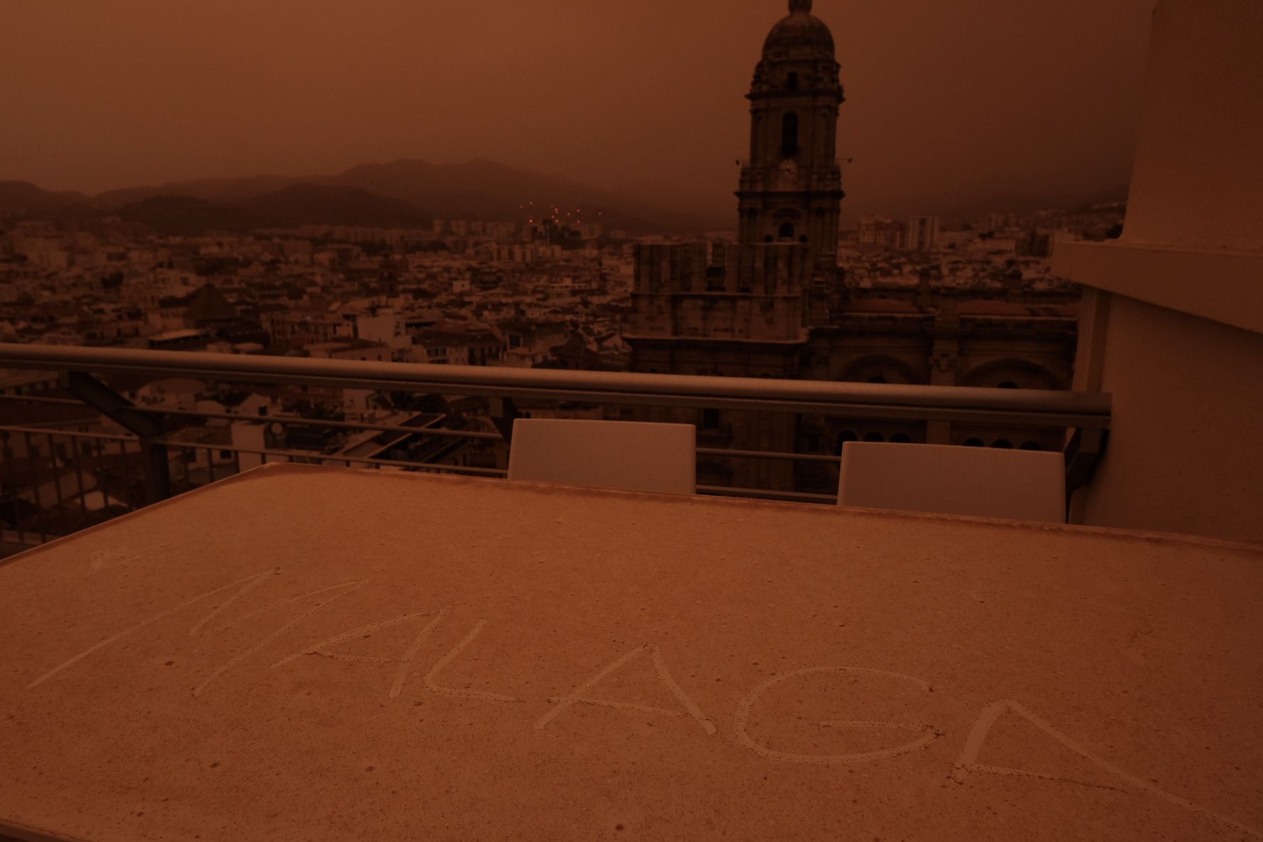 La calima vuelve a cubrir los cielos de Málaga