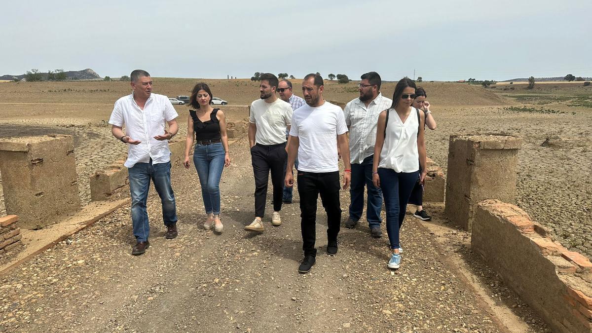 Imagen de la visita de la eurodiputada de IU Sira Rego a La Colada y Sierra Boyera.
