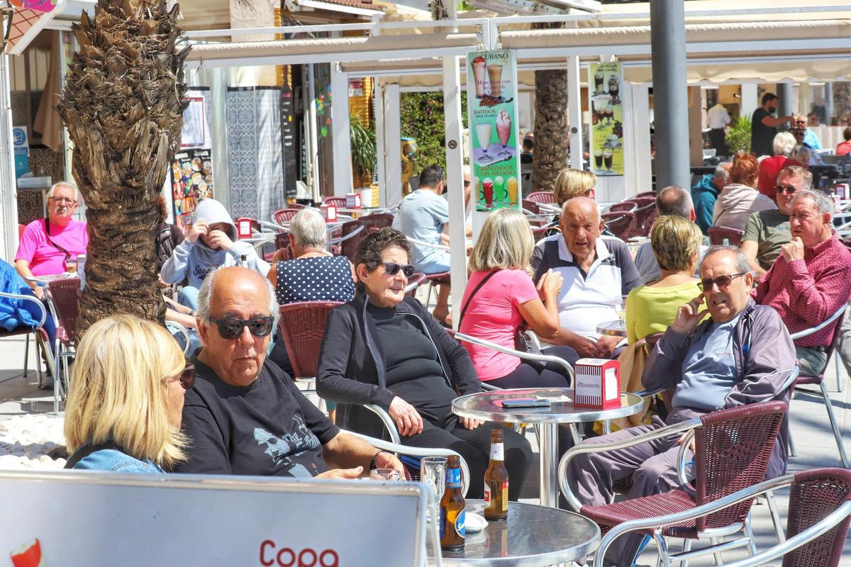 Extranjeros en una terraza de Torrevieja.