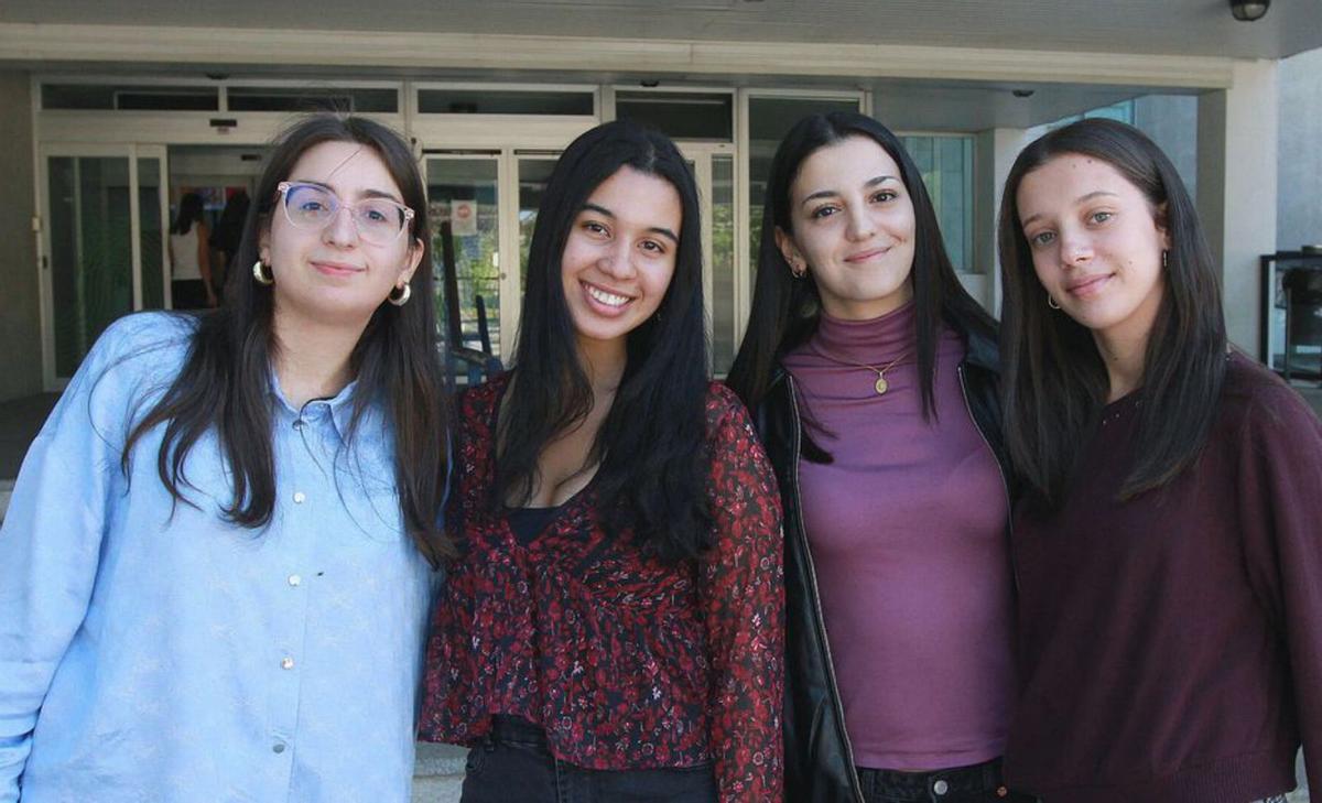 Las estudiantes y profesoras que participan en el seminario internacional, a la entrada de  la facultad. |  Fotos: Iñaki Osorio