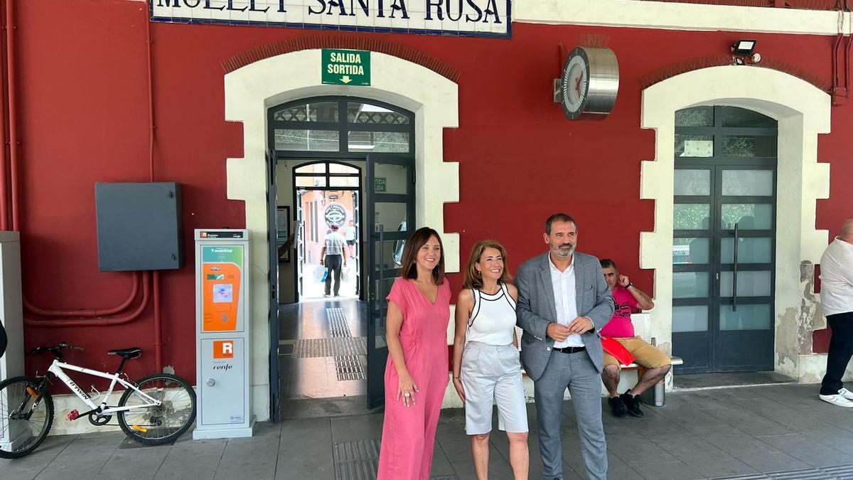 La alcaldesa de Mollet, Mireia Dionisio, junto a la ministra de Transportes, Raquel Sánchez, y el secretario de Infraestructuras, Xavier Flores.