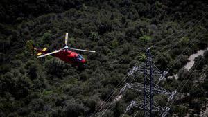 Un helicóptero sobrevuela las líneas de alta tensión de Endesa en el Vallès.