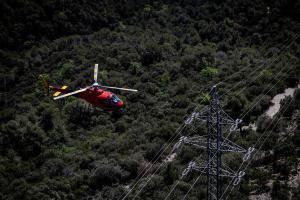 Un helicóptero sobrevuela las líneas de alta tensión de Endesa en el Vallès.