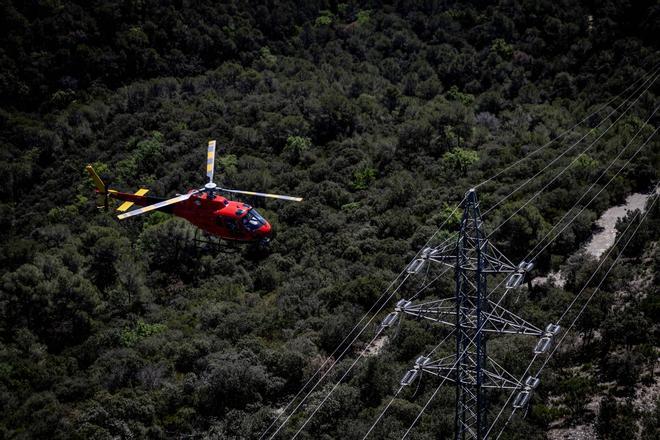 Un helicóptero sobrevuela las líneas de alta tensión de Endesa en el Vallès.