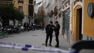 Fotogalería | Exterior del edificio de la Diputación de Badajoz, desalojado por un aviso de bomba