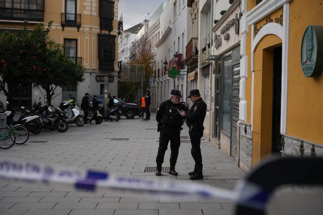Fotogalería | Exterior del edificio de la Diputación de Badajoz, desalojado por un aviso de bomba