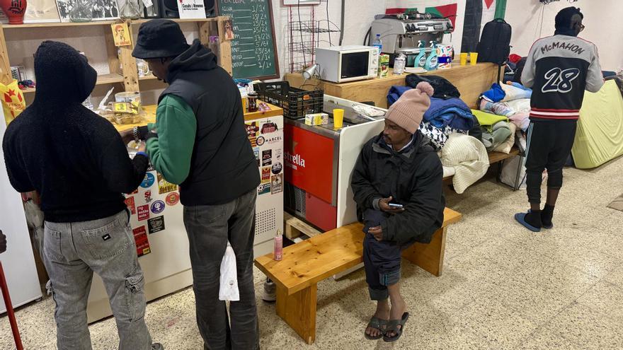 Algunos de los desalojados del B9 pasan la primera noche a cubierto: "Estaba a punto de morir de frío, ya no aguantaba más"