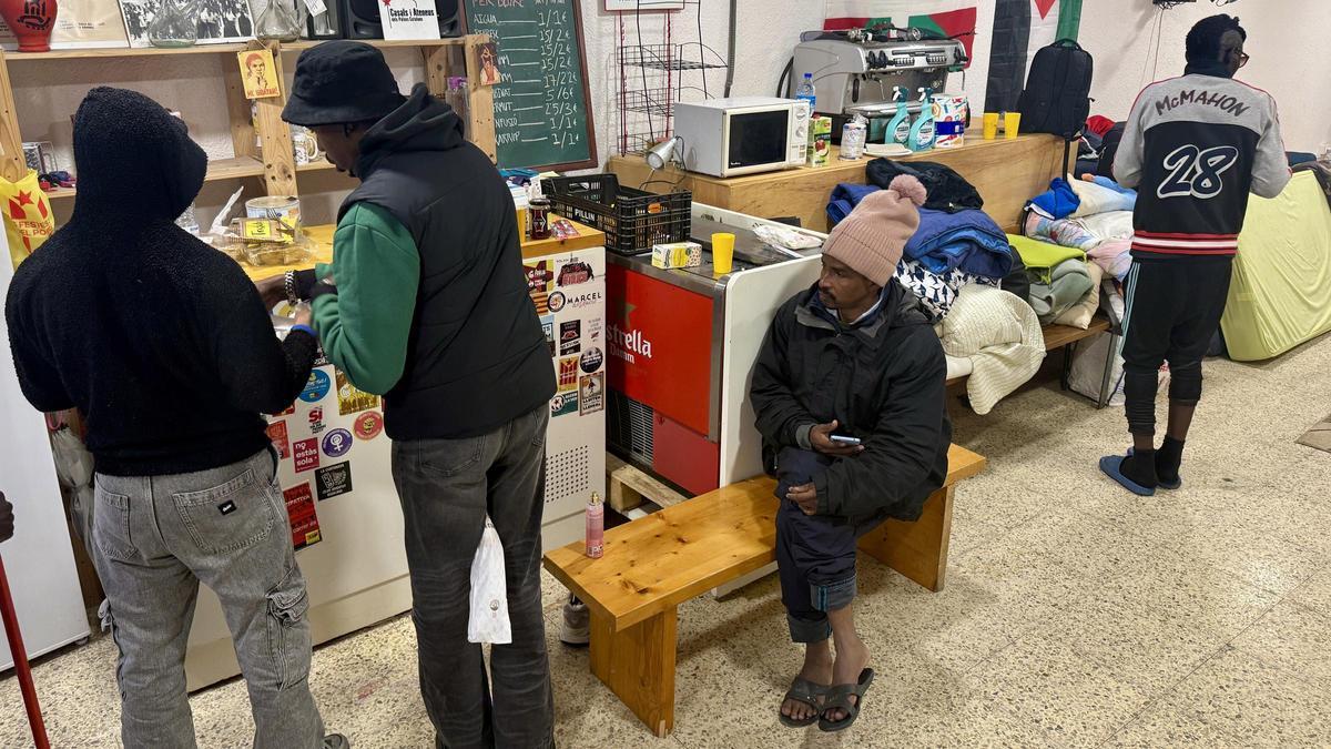 Algunos de los desalojados del B9 pasan la primera noche a cubierto: "Estaba a punto de morir de frío, ya no aguantaba más"