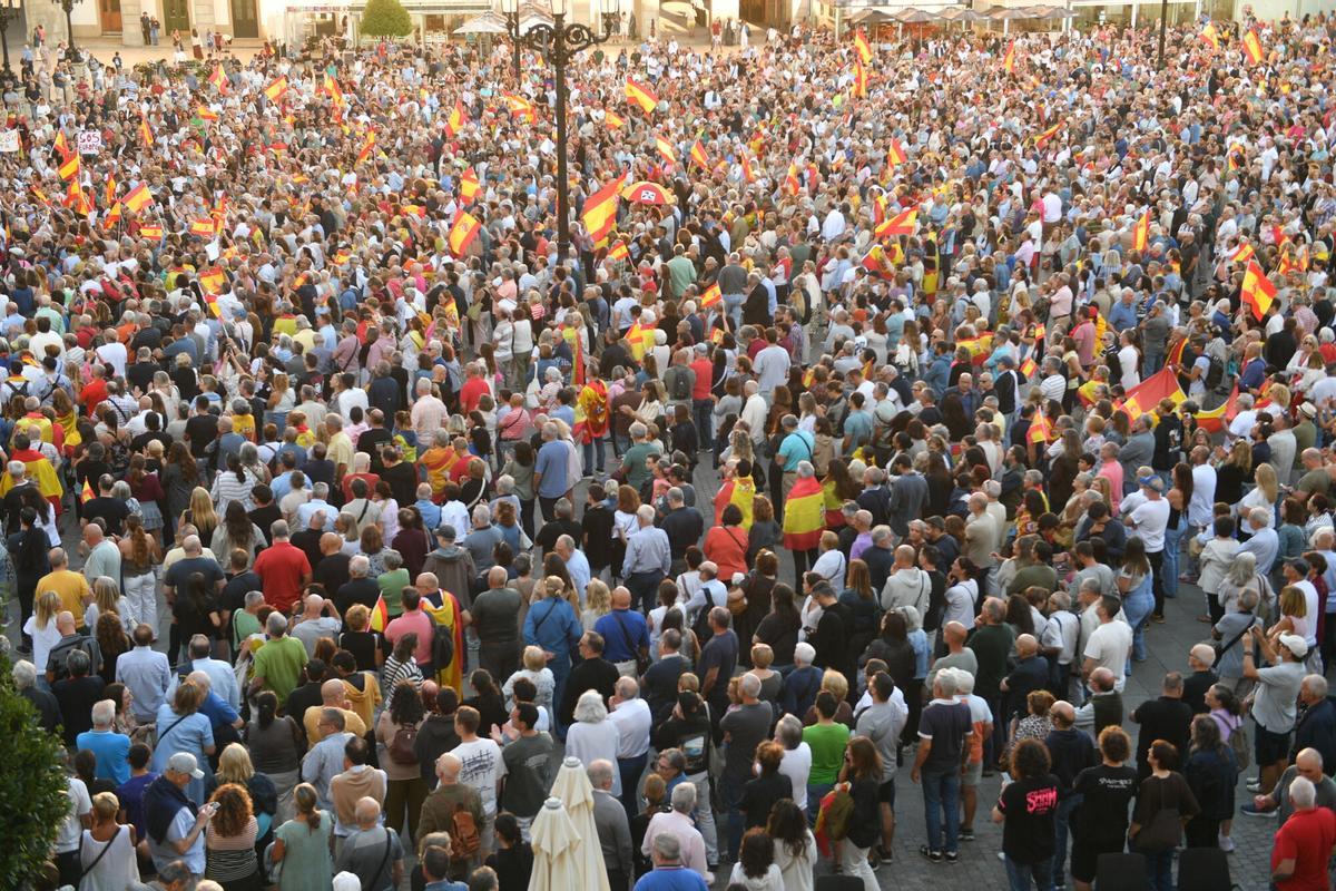 Entre los gritos más repetidos en la tarde de este miércoles estuvieron «Ceuta no se vende, Ceuta se defiende», «Ceuta aguanta, España se levanta» e «Invasores, expulsión».