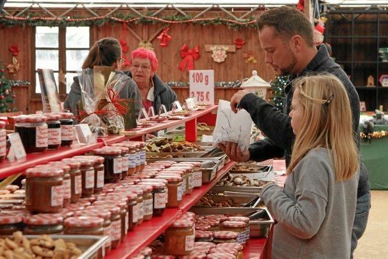 Der Markt findet vom 25. November bis 17. Dezember 2017 statt. Mo–Fr 17-22 Uhr, Sa./So. 10-22 Uhr. Kunsthandwerk, Gastronomie, Geschenkartikel, Live-Musik und Kinderanimation.