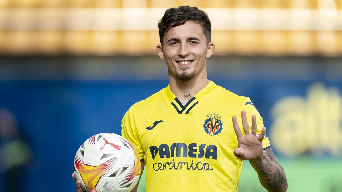 Yeremy Pino posa con el balón con el que anotó el póquer ante el Espanyol.