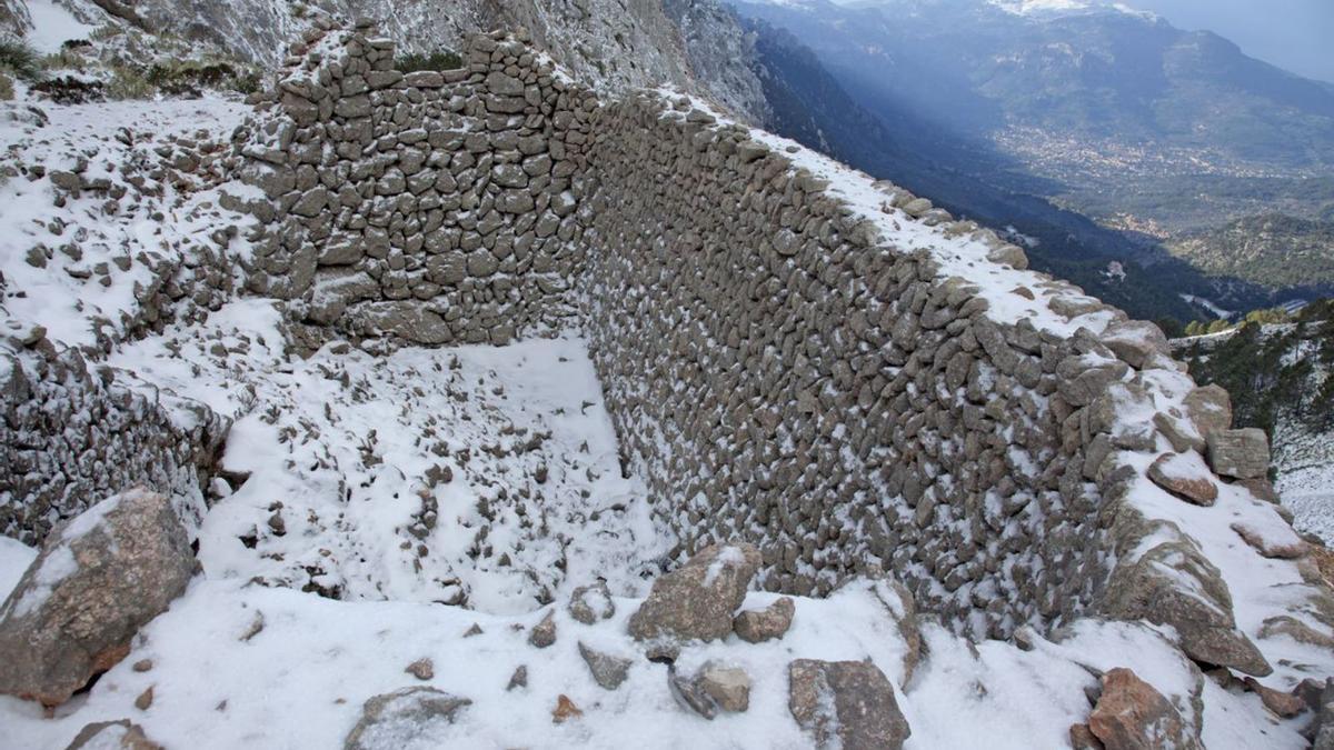 Oberes Schneehaus n’Arbona, im Hintergrund Sóller und der Puig des Teix.  | FOTO: VERLAG