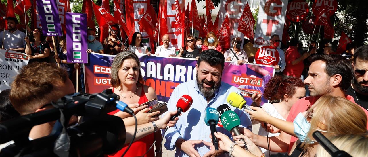 Los líderes de CCOO y UGT en Córdoba, Marina Borrego y Vicente Palomares respectivamente, atienden a los medios durante una protesta laboral, en una imagen de archivo.