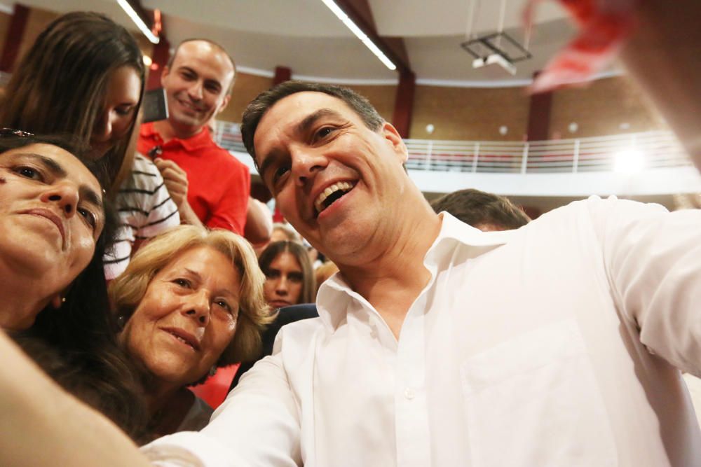 Pedro Sánchez concluye su jornada de campaña en Málaga con un mitin en la Facultad de Derecho de la universidad malagueña.