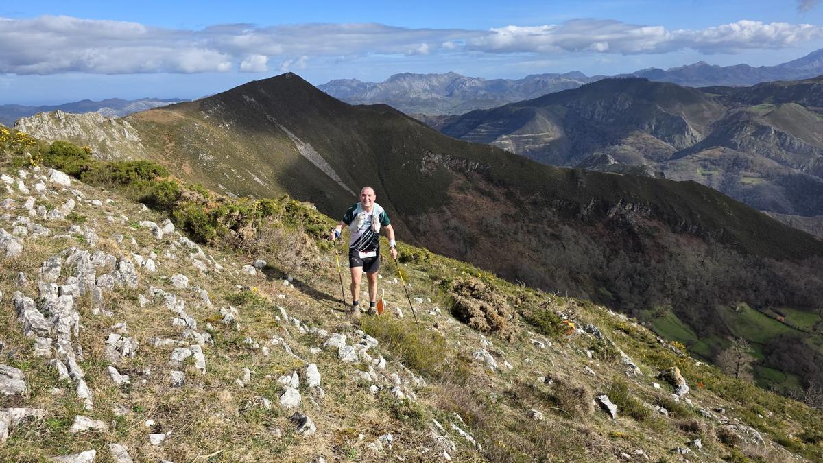 KANGAS MOUNTAIN CANGAS | La gran marca del cura ultrafondista de Asturias: 60 kilómetros en alta montaña y queda en un puesto divino KANGAS MOUNTAIN CANGAS | La gran marca del cura ultrafondista de Asturias: 60 kilómetros en alta montaña y queda en un puesto divino