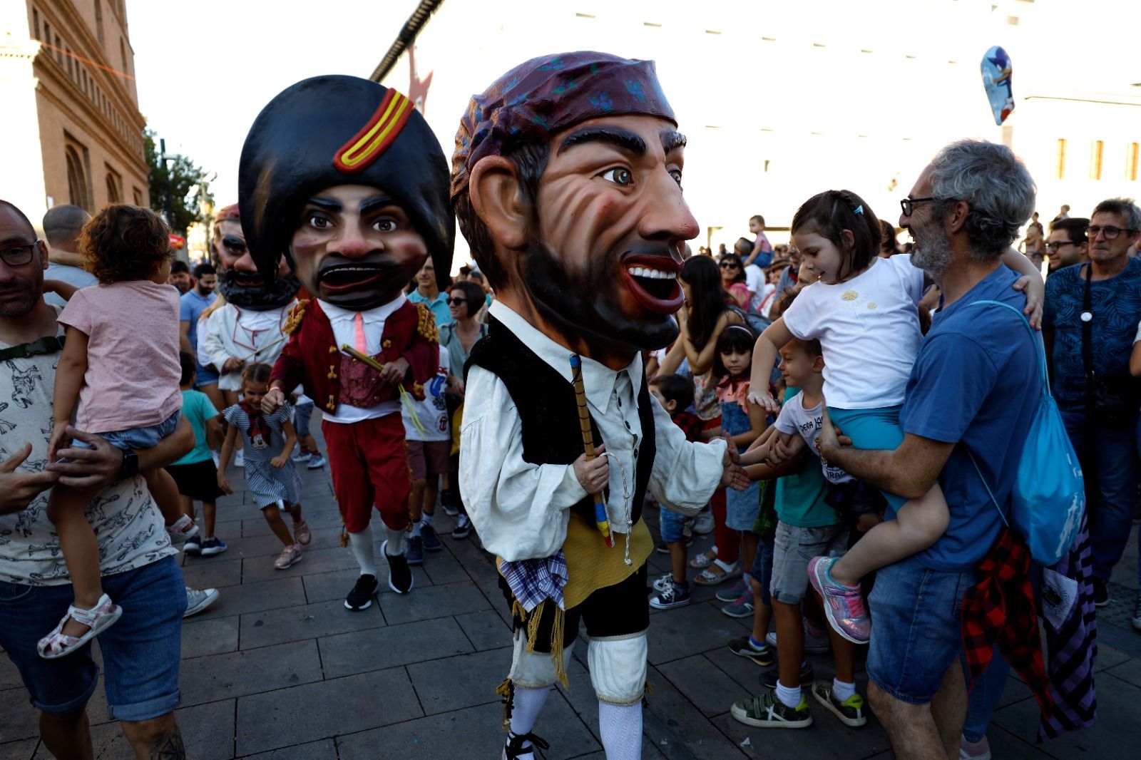 En imágenes | La comparsa de gigantes y cabezudos se da un baño de masas