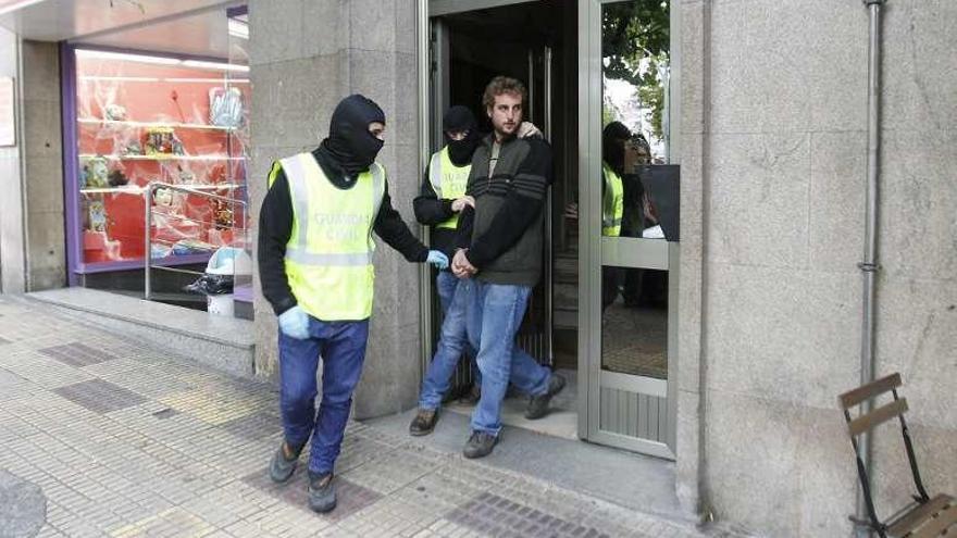 Arresto de un joven en Ourense. // J. Regal