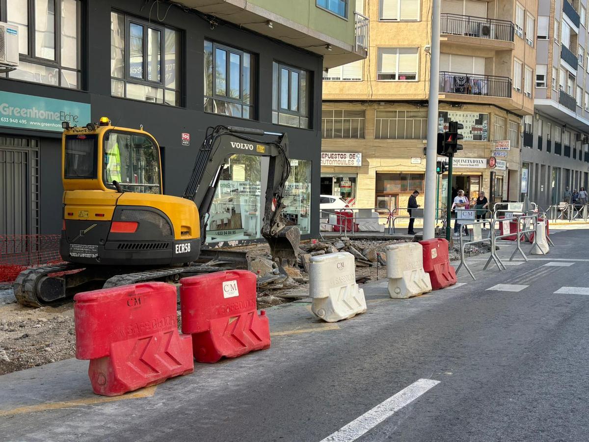 Obras para renovar aceras en Altabix iniciadas ya por el Ayuntamiento de Elche