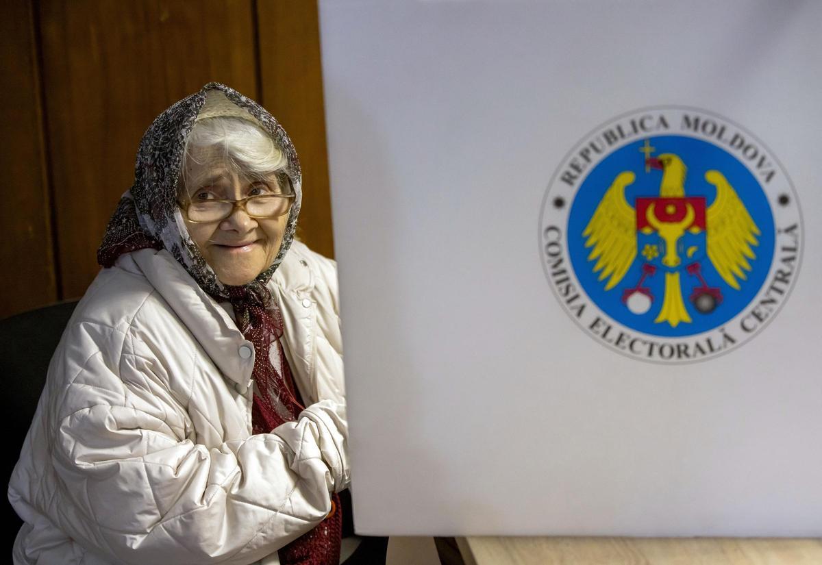 Alta participación en las elecciones parlamentarias de Moldavia pese a acusaciones de fraude y avisos de bomba