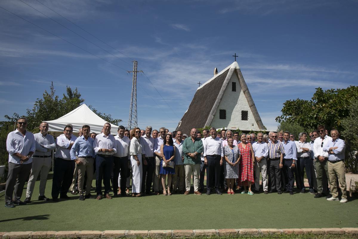 Los asistentes al encuentro de empresarios organizado en la Albufera.