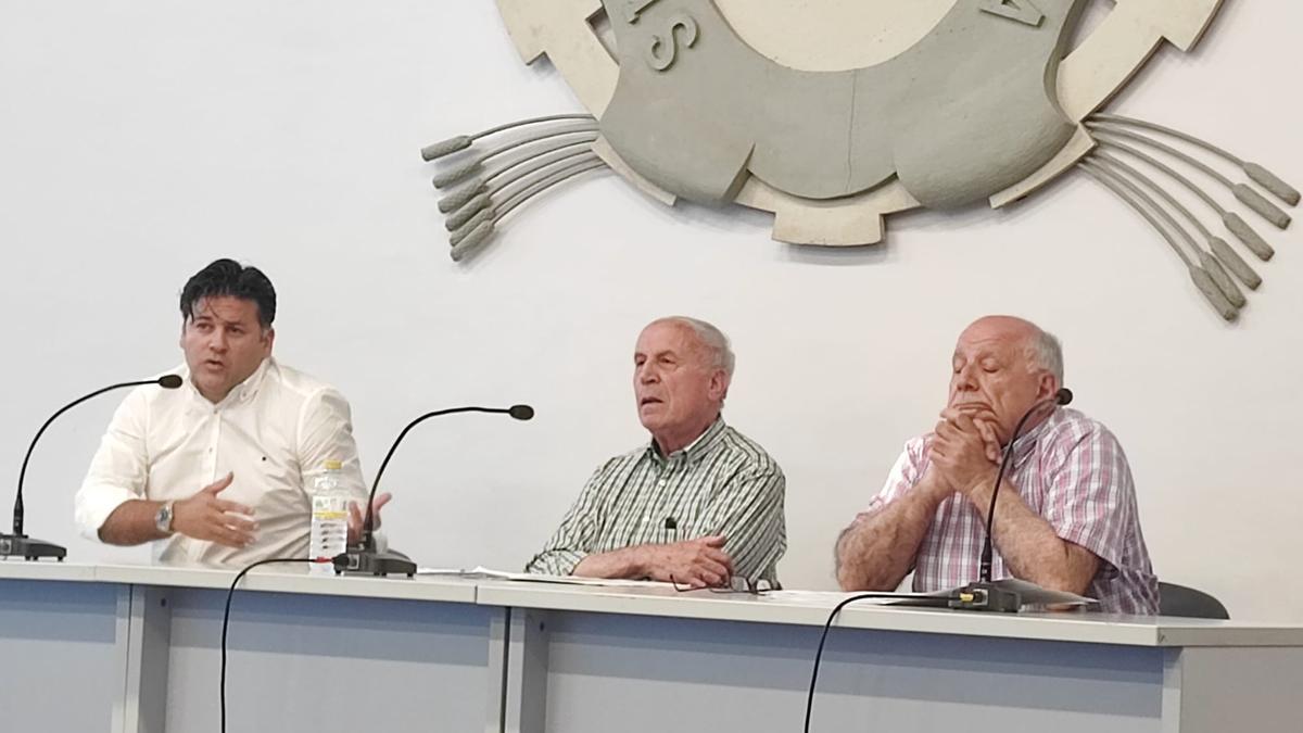 Líbero Parri, Jesús Sendra y J. L. Gomar, en la reunión del jueves en Fomento