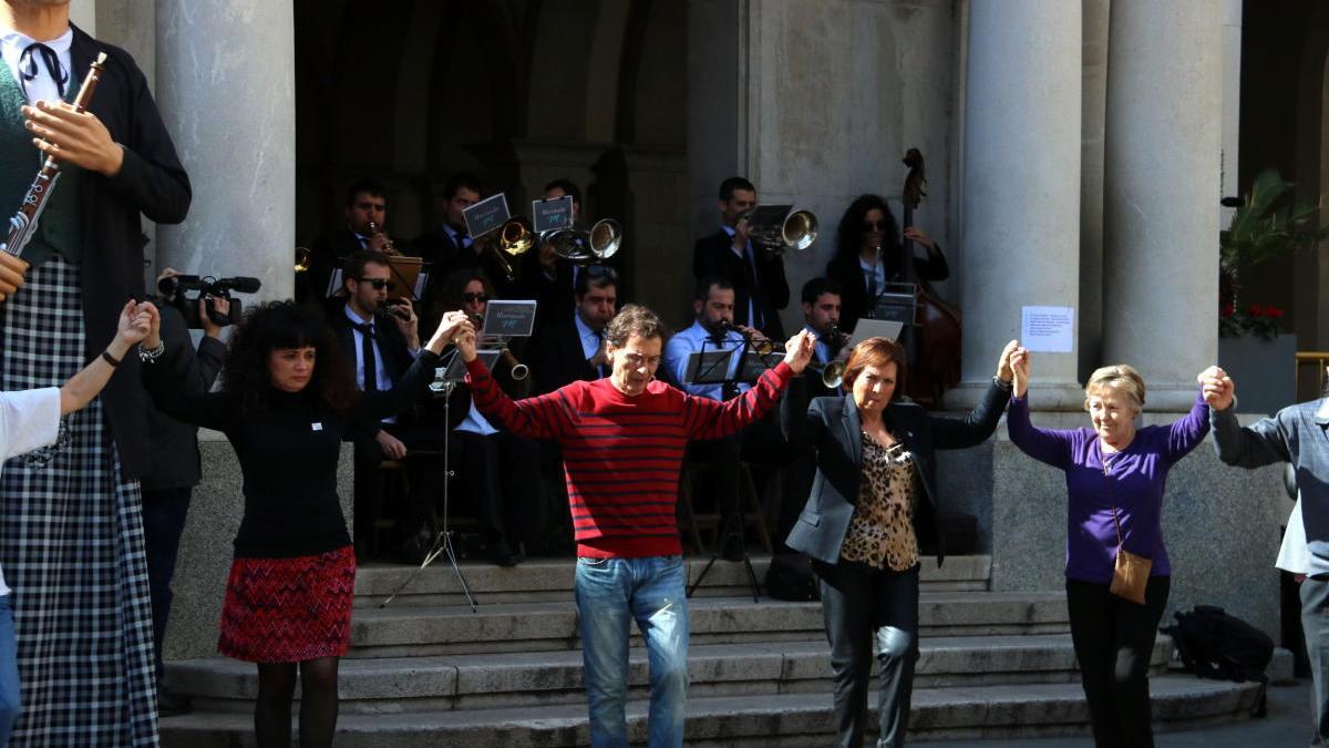 Alguns balladors de sardanes davant la Plaça de l&#039;Ajuntament de Figueres