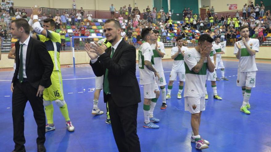 Jordi Durán y los jugadores del Elche desolados al final del encuentro