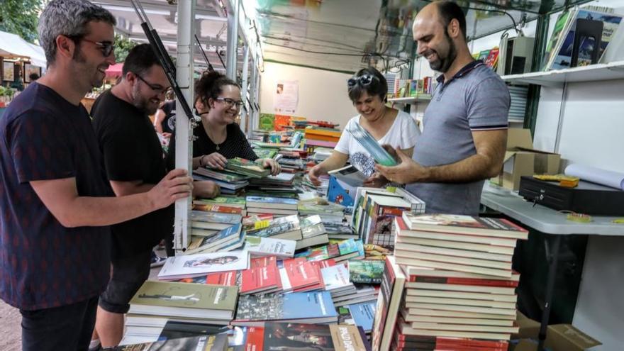 Algunos de los puestos de libros en valenciano.