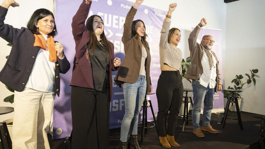 De izquierda a derecha Nona Perera, Laura Fuentes, Irene Montero, Noemí Santana y Nicolás Saavedra, ayer en Arrecife. | | EFE