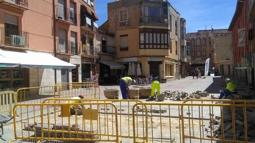 Operarios municipales trabajan en la reparación del blandón detectado en la calle Cerrada.