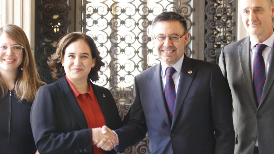 L&#039;alcaldessa de Barcelona, Ada Colau, amb el president del Futbol Club Barcelona, Josep Maria Bartomeu.