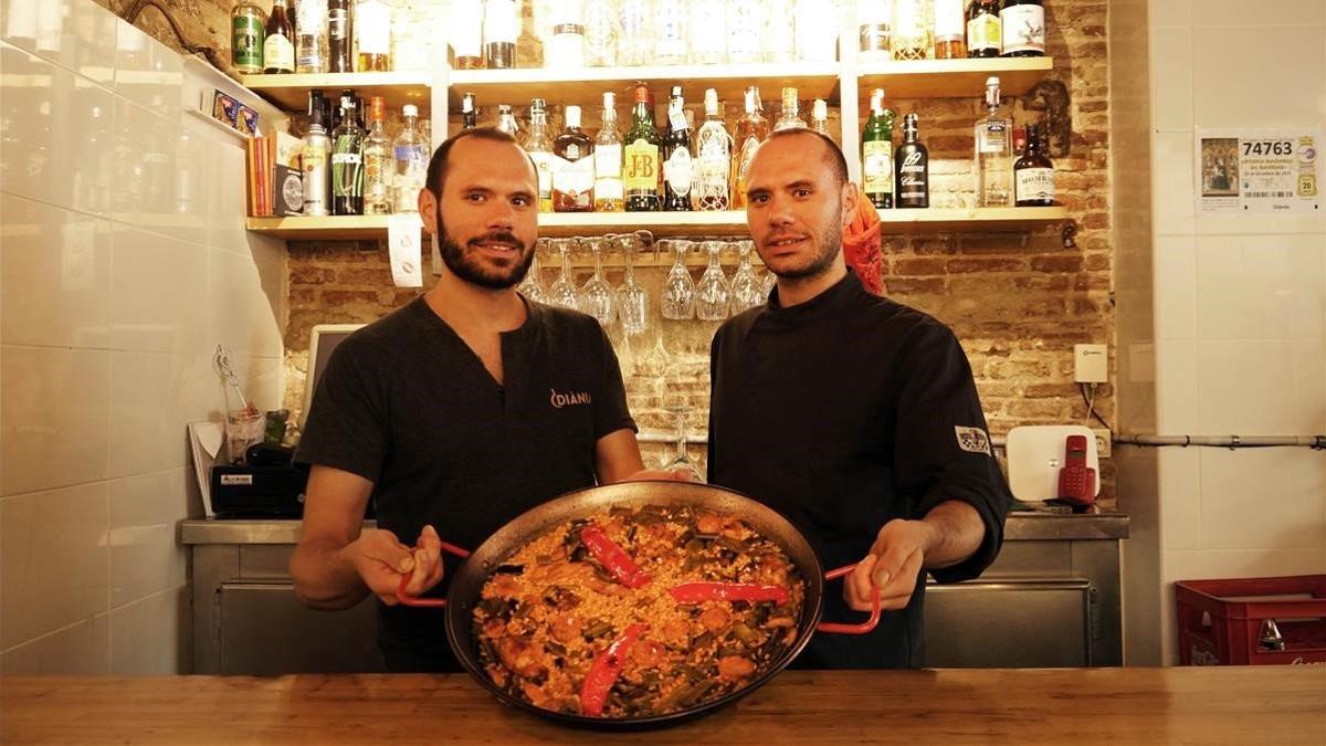 Jordi y Roger Mascarell, con una paella valenciana a la manera de La Safor.