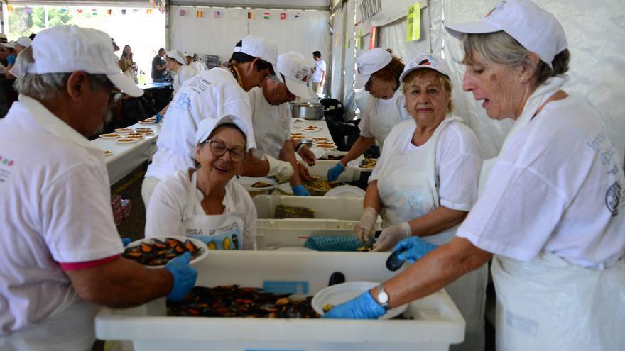 Una multitud abarrota Reibón y agota miles de raciones en la “festa do mexilón e da fartura”