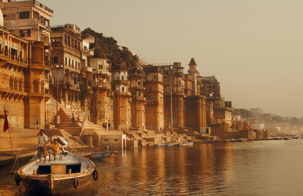 Imagen de la impresionante arquitectura de Varanasi desde el río Ganges