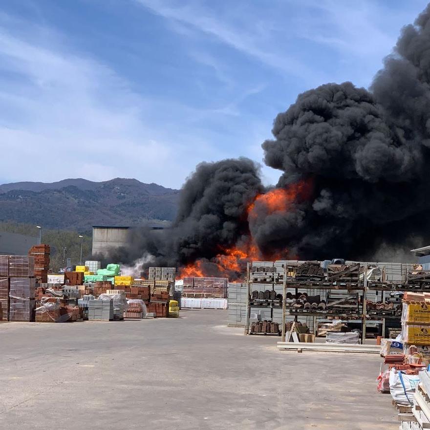 Espectacular incendi al pati d’una empresa del polígon de les Preses