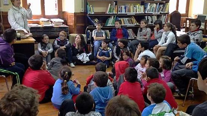 La escuela va a la biblioteca en Belmonte