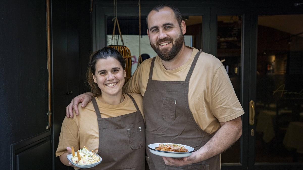 Esther Gómez y Robert Lechuga, en la entrada de Arrel, en Mataró.