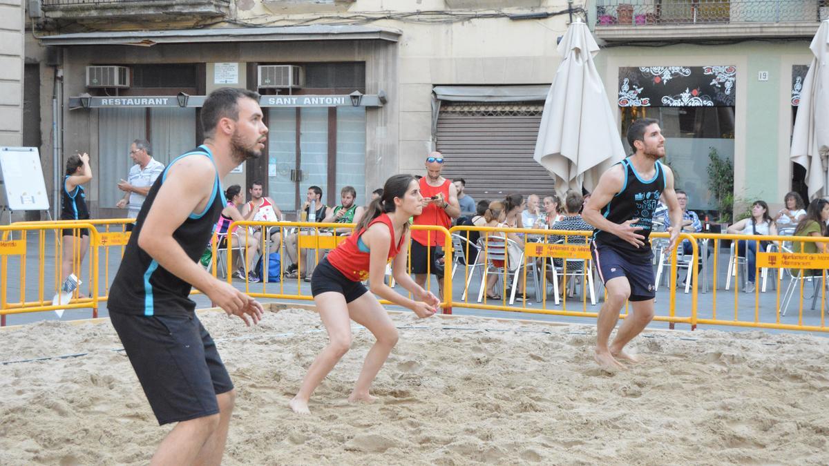 Torneig de voleibol sorra a la plaça Major de Manresa