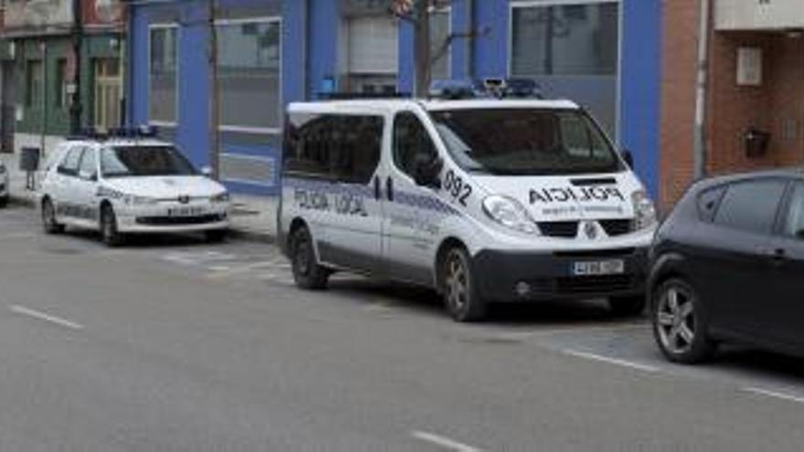 Las policías de Langreo y Mieres sancionaron ayer a dieciséis personas