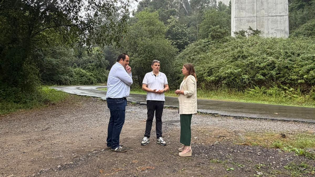 Felipe Fernández, Pedro de Rueda y Salomé Sánchez, bajo el viaducto de Artedo.