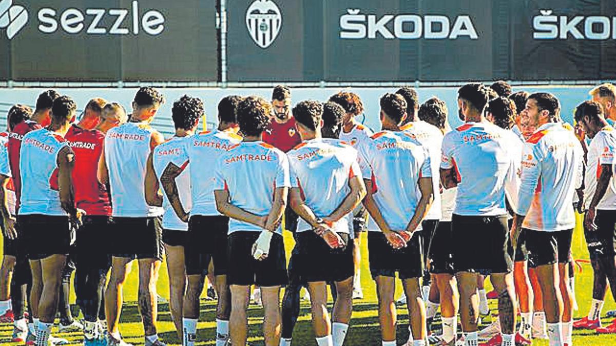 La plantilla del Valencia, en un entrenamiento