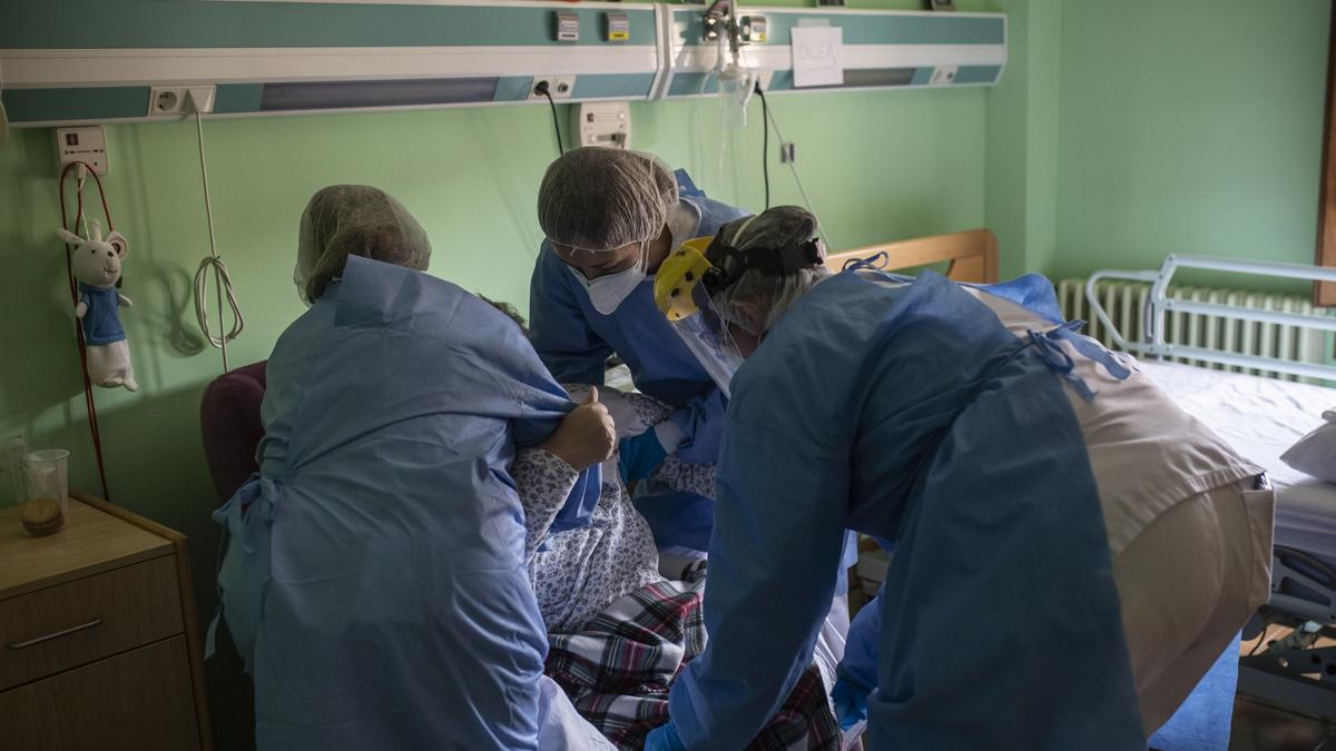 Sanitarios en una residencia de mayores.