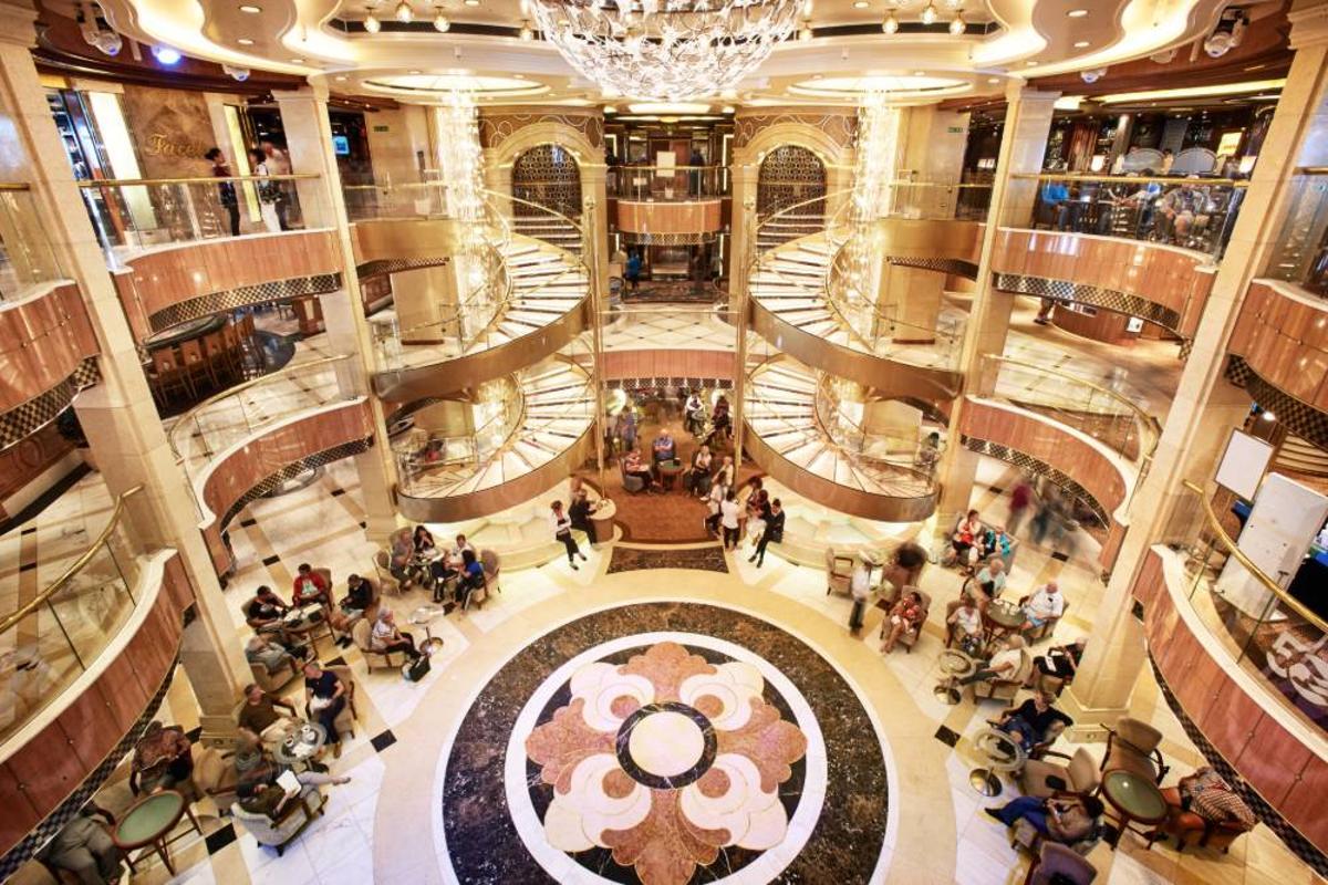 La Piazza, corazón de los barcos Sun Princess y Star Princess.