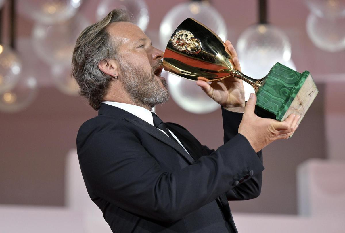 El actor estadounidense Peter Sarsgaard ha ganado la Copa Volpi a Mejor Actor por su interpretación en la película Memory.