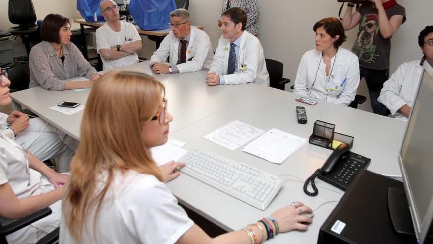 La Consejera asistió ayer a la sesión clínica de cinco hospitales de la Región en el Santa Lucía.