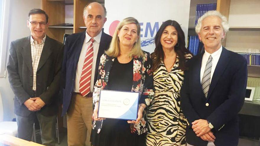 Los profesionales del centro recogen el certificado de calidad