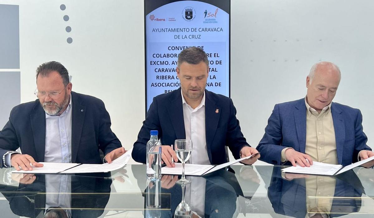 Instante de la firma del compromiso con ISOL.  | L.O.