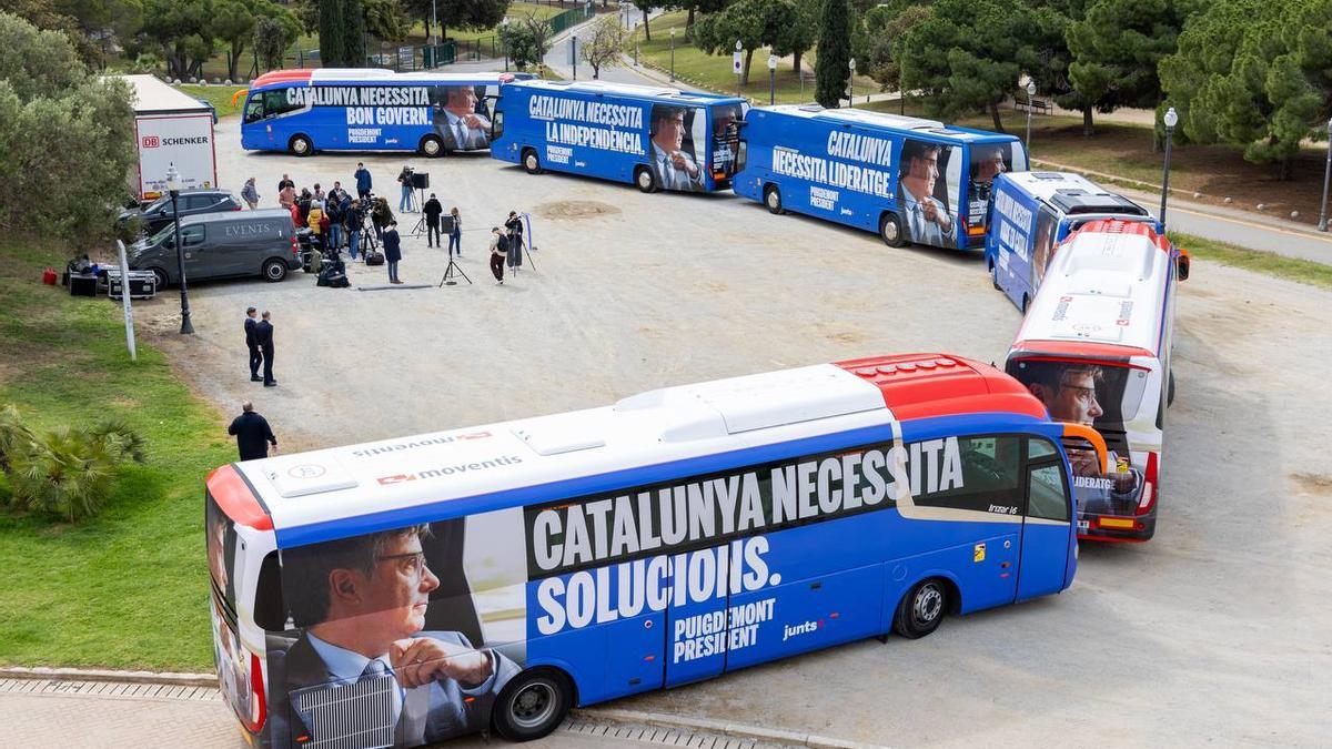Imagen de los autobuses de Junts para asistir a los mítines de Carles Puigdemont en Argelers
