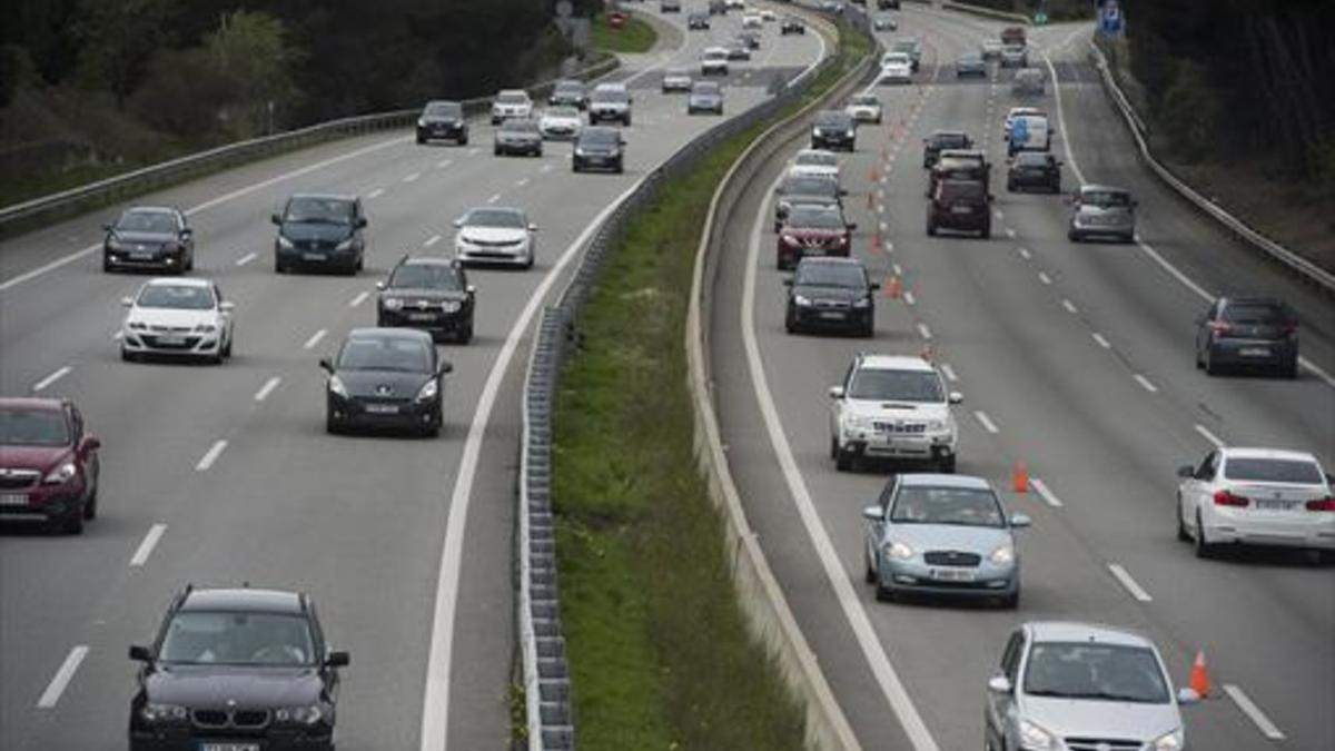 Automóviles circulando por una autopista.